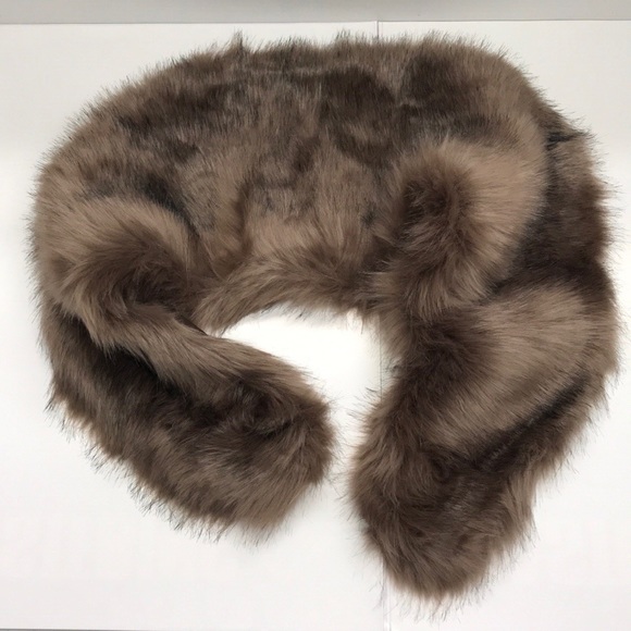 Estee & Lilly Accessories - Faux fur wrap